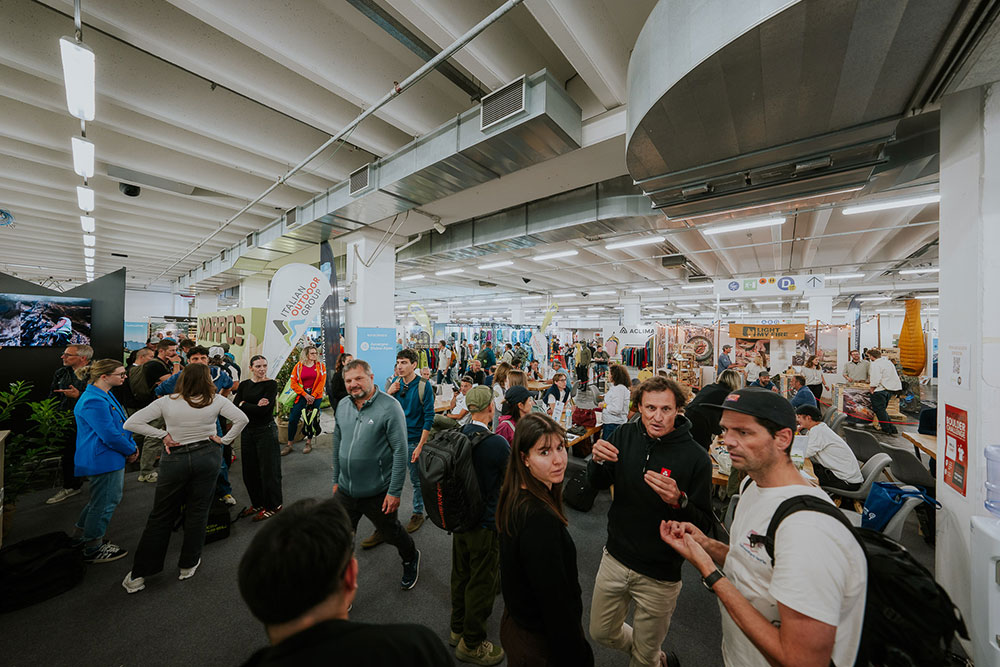 A busy hall at OUTDOOR and ORBDAYS photo by Giacomo Tonoli 002