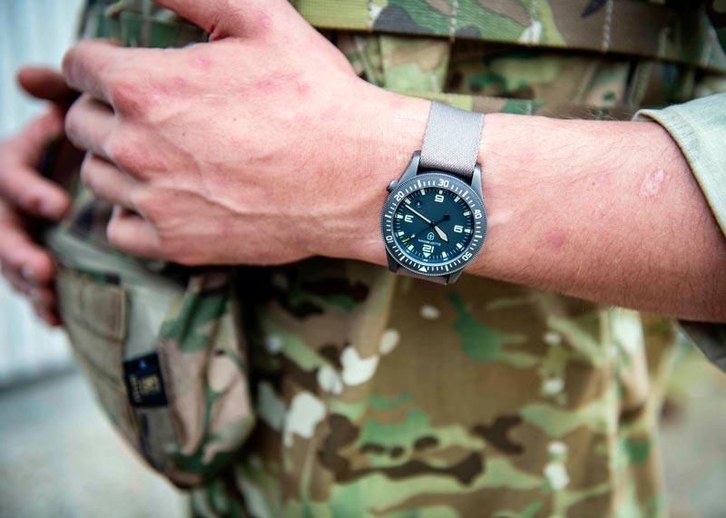 Holton NIVO on wrist 002