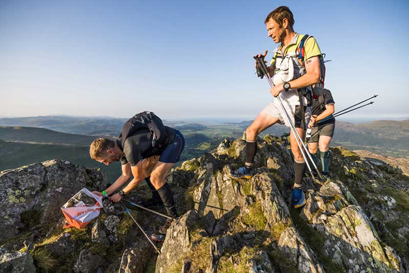 Queueing to dib at a checkpoint on day two of the 2021 Montane Dragons Back Race copyright No Limits Photography
