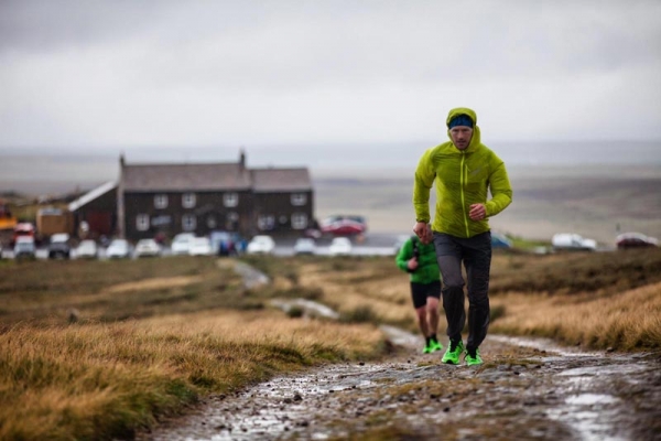 Damian Hall sets new Pennine Way FKT, litter-picking along the route.